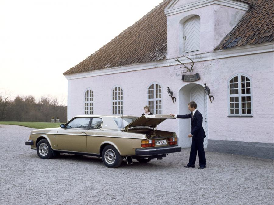  Volvo 262 C 1977 года  (фото 3 из 13)
